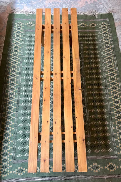 Banc à Lattes / Table D'appoint Floral – Années 50 – Bois Brun – Pieds Boucle – 86x33x27 Cm