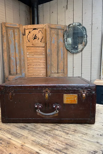 Grande Valise Malle En Cuir Rouge – Vintage – Bon état (coin Déchiré)