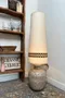 Grande lampe de sol vintage – grès et laine (années 70)