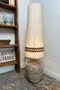 Grande lampe de sol vintage – grès et laine (années 70)