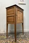 Ancien meuble d’appoint en sapin brut
