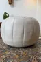 Pouf ballon en cuir blanc – années 80