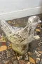 Poule décorative en béton – années 80