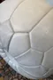 Pouf ballon en cuir blanc – années 80