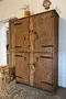 Armoire rustique de style Louis XIII