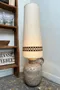 Grande lampe de sol vintage – grès et laine (années 70)