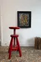 Tabouret d’atelier rouge signé