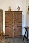 Armoire rustique de style Louis XIII