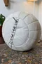 Pouf ballon en cuir blanc – années 80