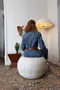 Pouf ballon en cuir blanc – années 80