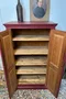 Ancienne armoire d’atelier bordeaux