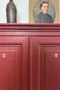 Ancienne armoire d’atelier bordeaux