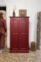 Ancienne armoire d’atelier bordeaux