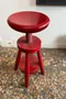 Tabouret d’atelier rouge signé