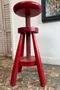 Tabouret d’atelier rouge signé