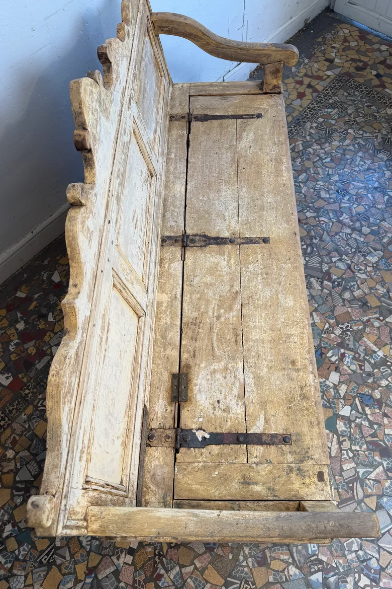 Banc-coffre ancien en sapin – XIXe siècle