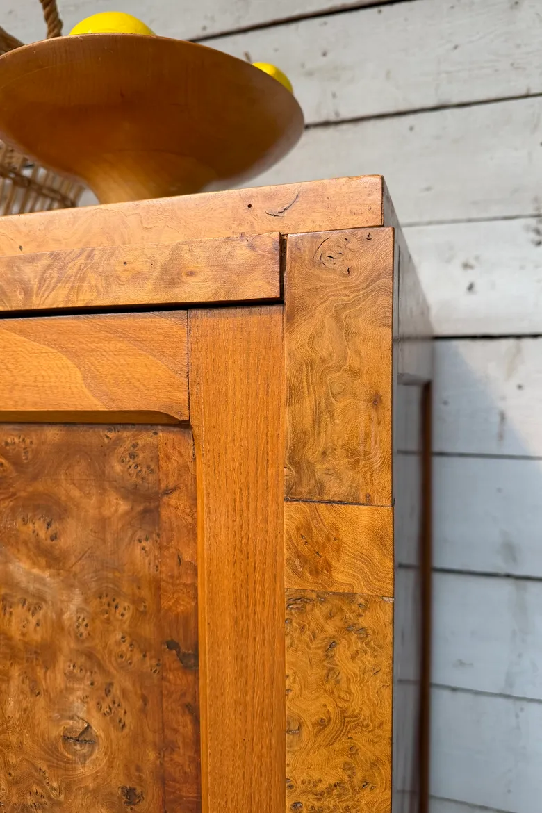 Armoire en loupe d’orme – années 60