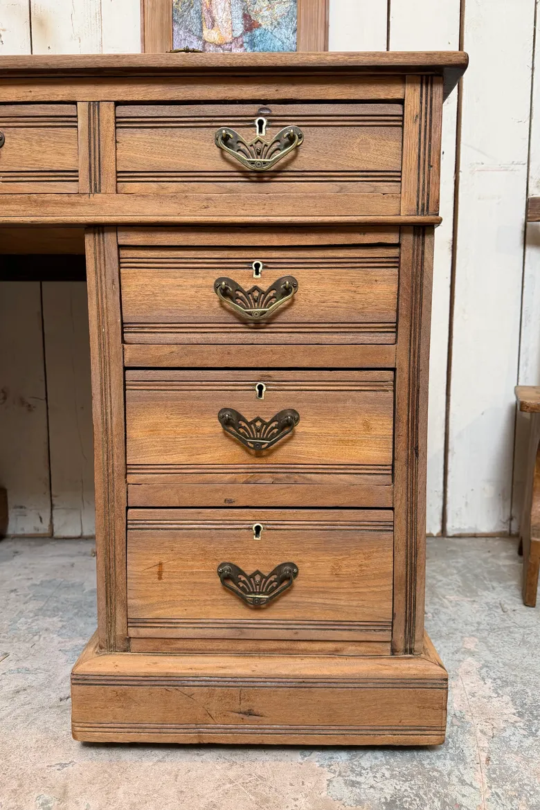 Ancien bureau en noyer