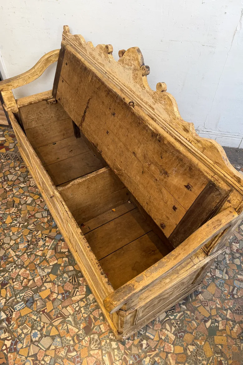 Banc-coffre ancien en sapin – XIXe siècle