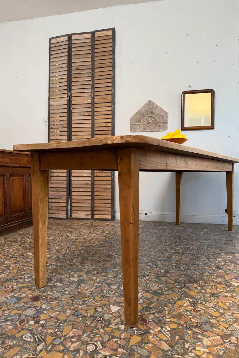 Longue table en sapin