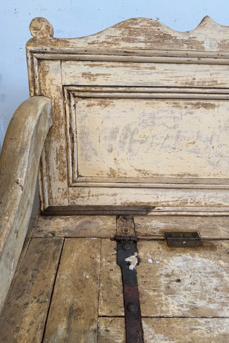 Banc-coffre ancien en sapin – XIXe siècle