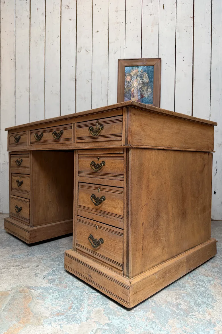 Ancien bureau en noyer
