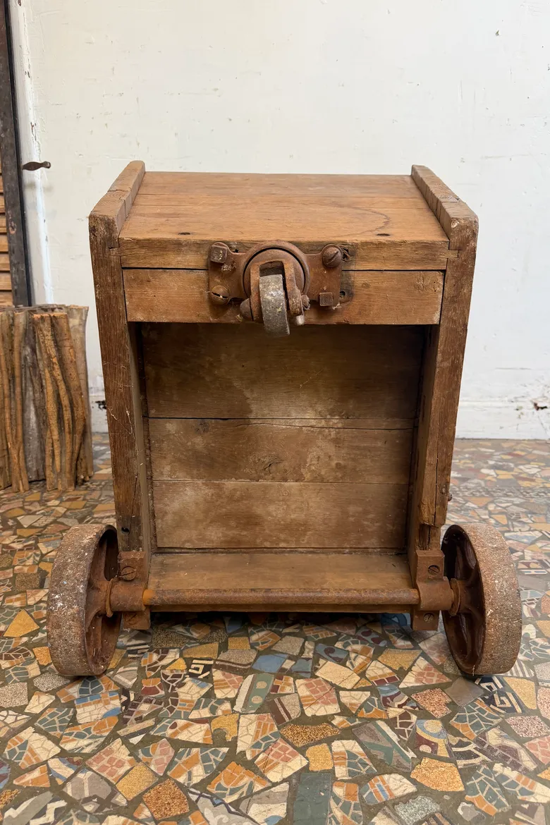 Ancien chariot d’atelier textile