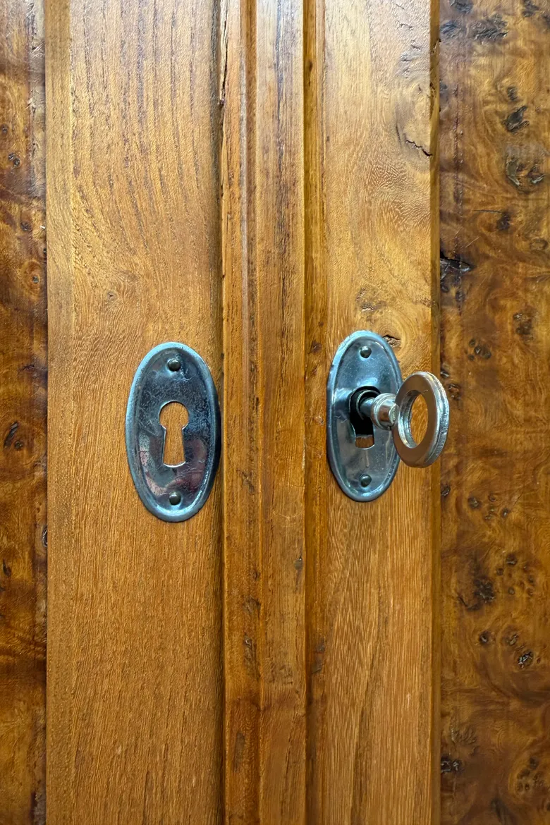 Armoire en loupe d’orme – années 60