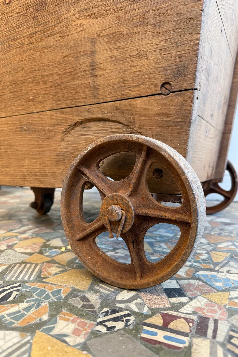 Ancien chariot d’atelier textile