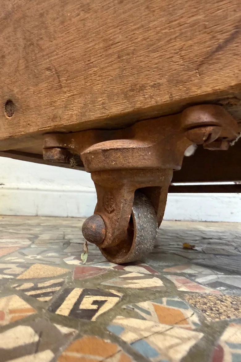 Ancien chariot d’atelier textile
