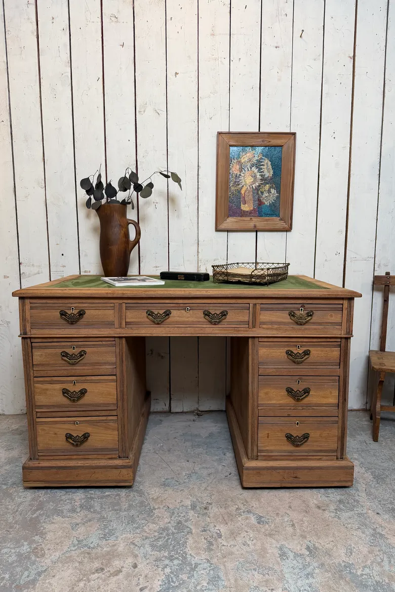 Ancien bureau en noyer