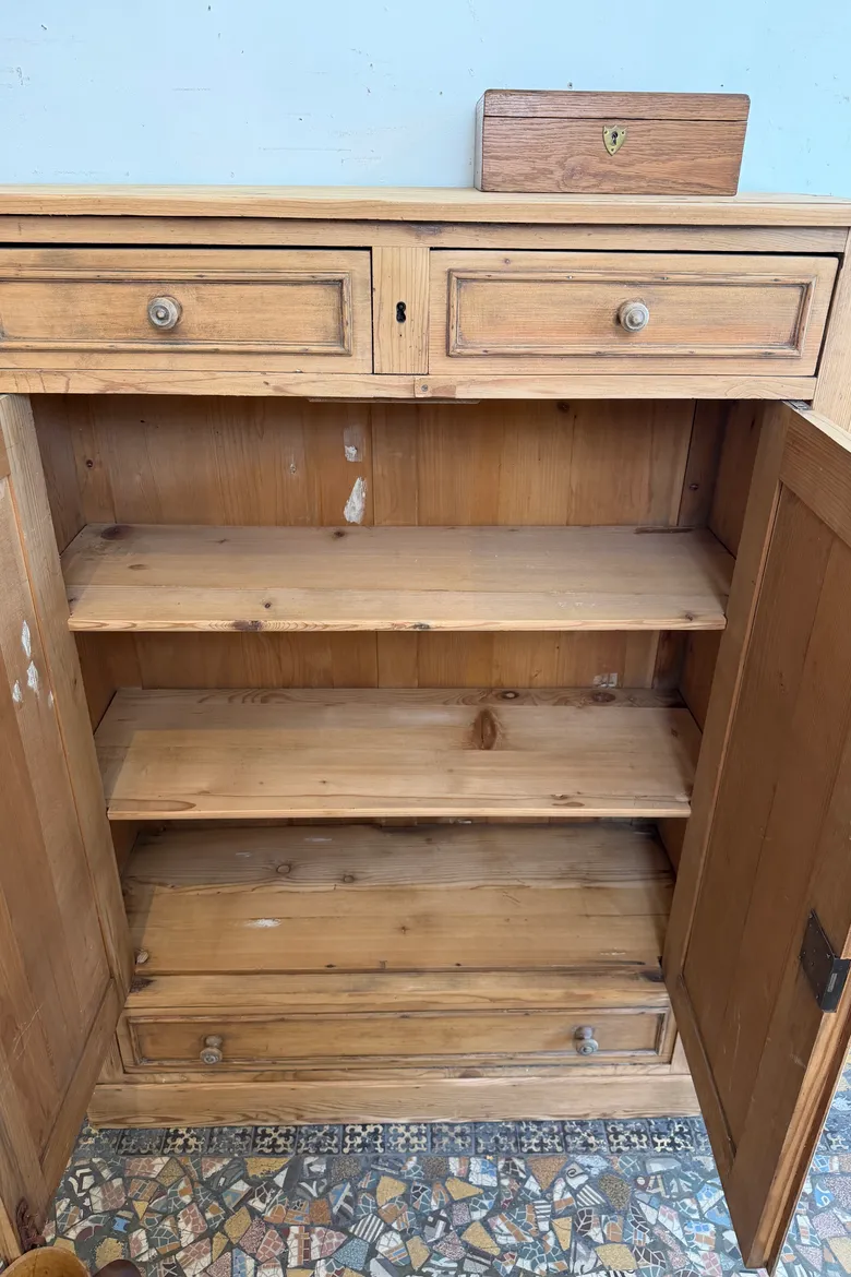 Buffet parisien en sapin — Buffet parisien en sapin