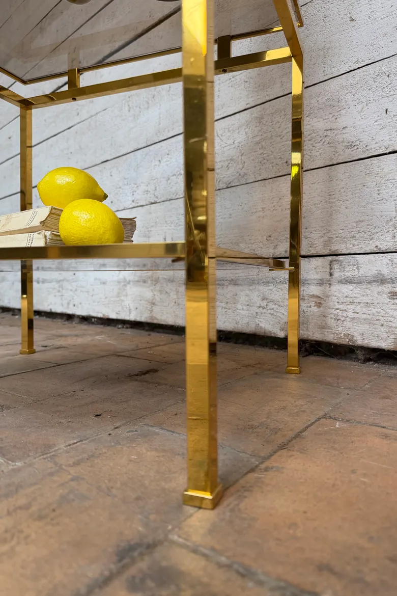 Table d’appoint en laiton doré