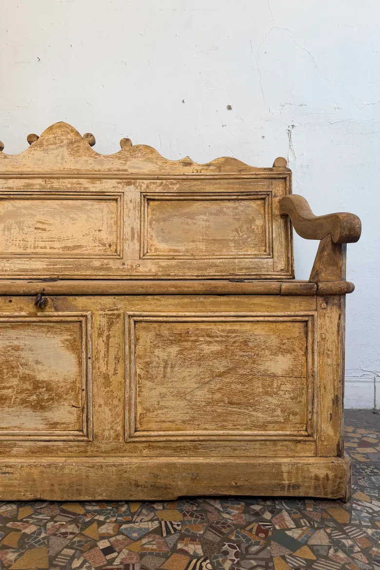 Banc-coffre ancien en sapin – XIXe siècle