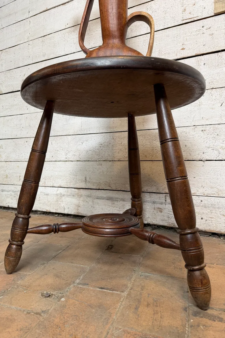 Guéridon tripode en chêne – style Dudouyt