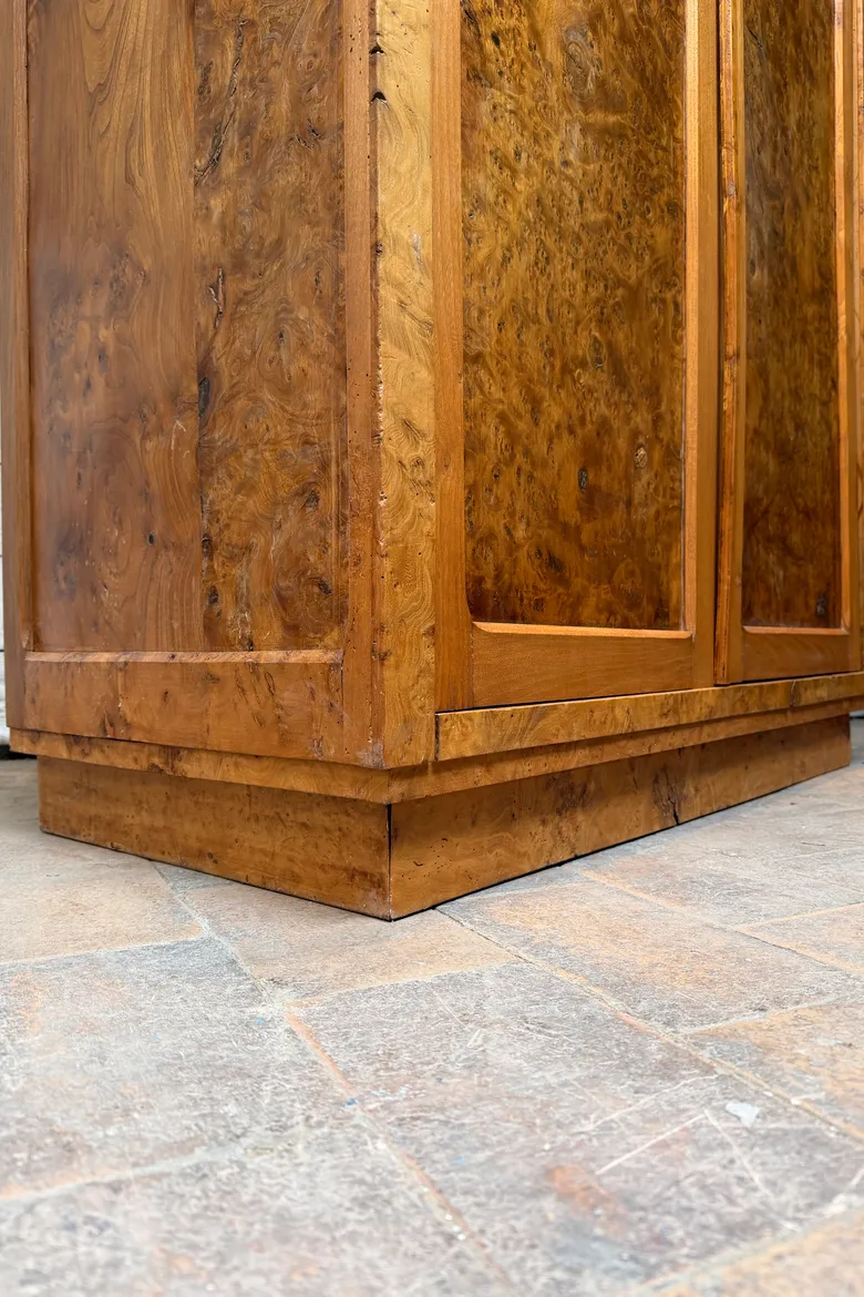 Armoire en loupe d’orme – années 60