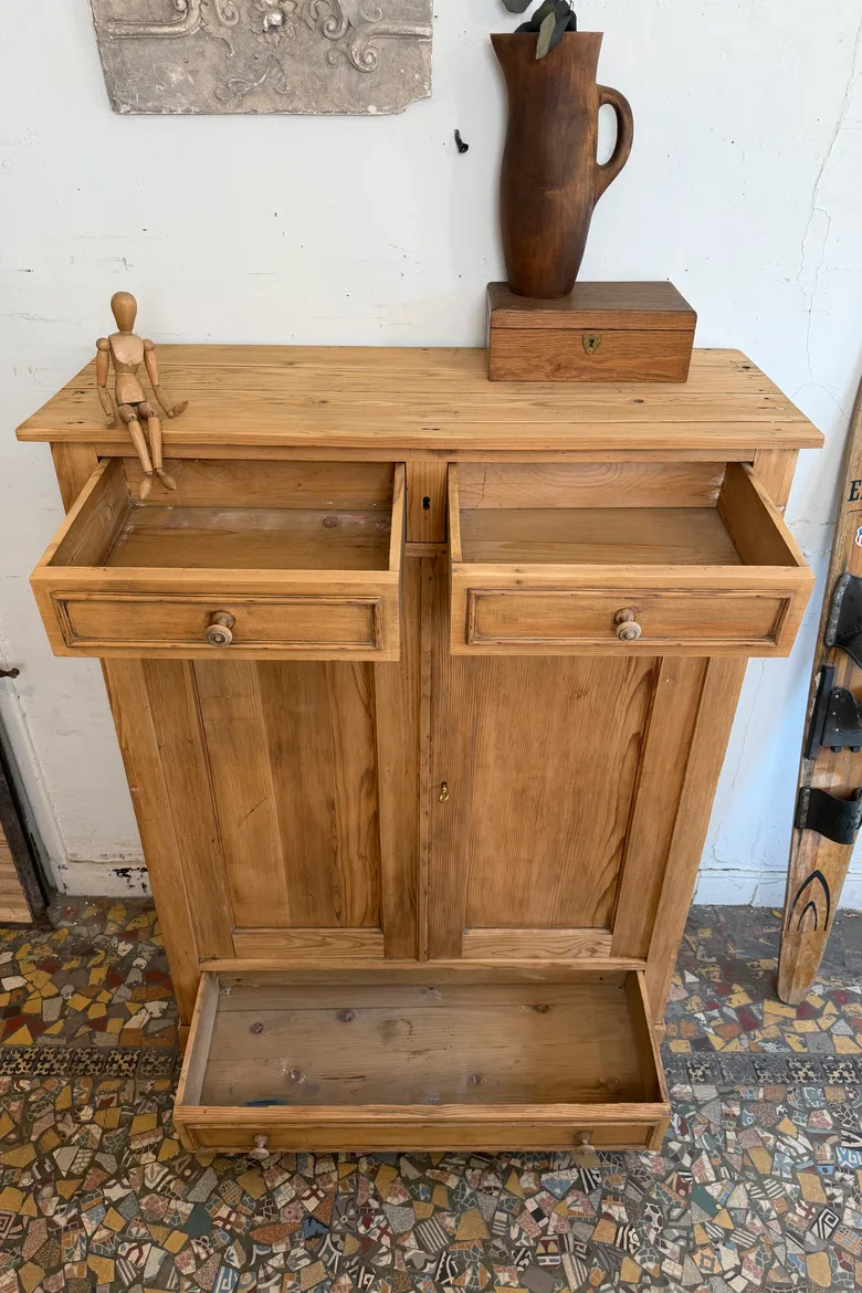 Buffet parisien en sapin — Buffet parisien en sapin