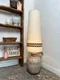 Grande lampe de sol vintage – grès et laine (années 70)