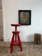 Tabouret d’atelier rouge signé