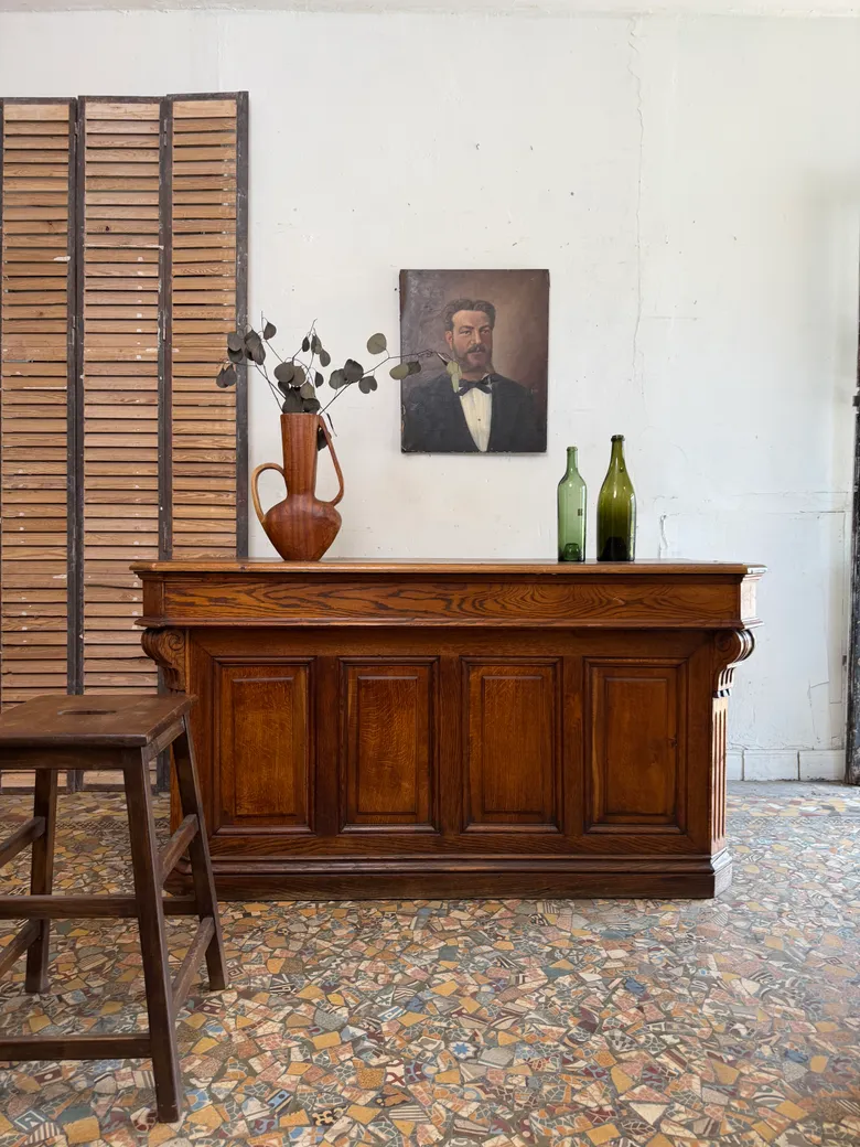 Ancien comptoir de commerce en chêne