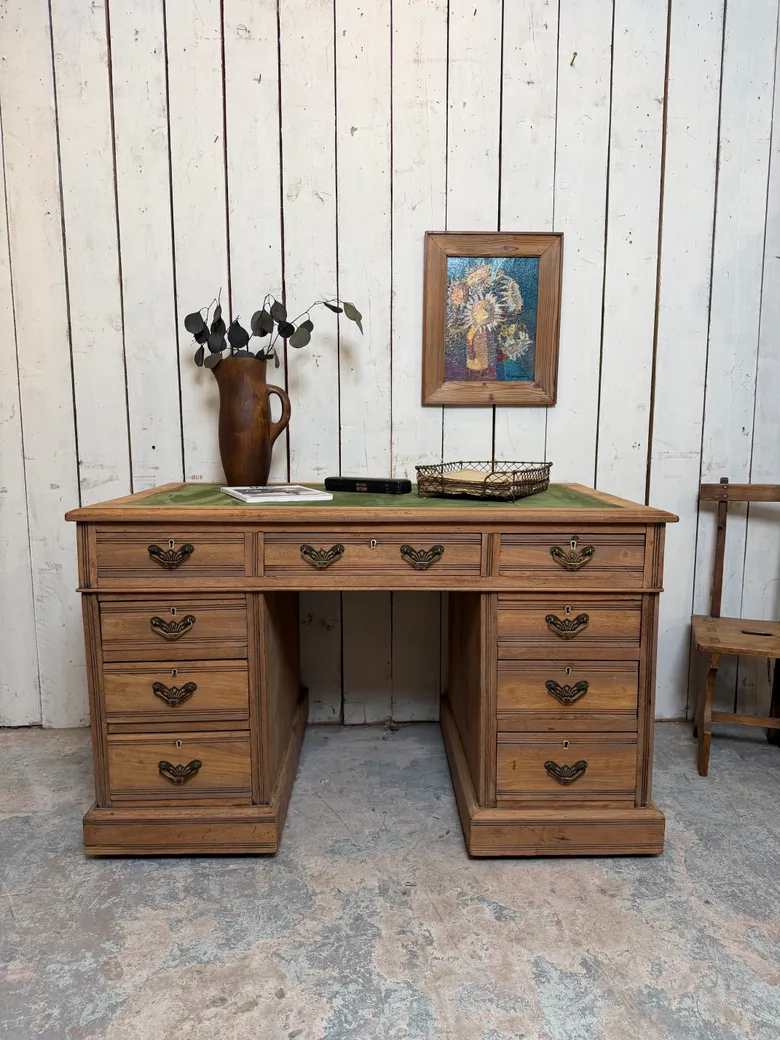 Ancien bureau en noyer 