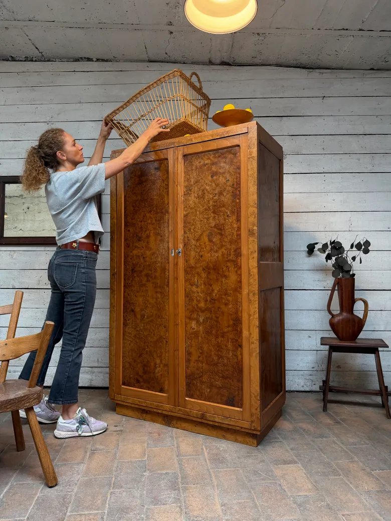 Armoire en loupe d’orme – années 60